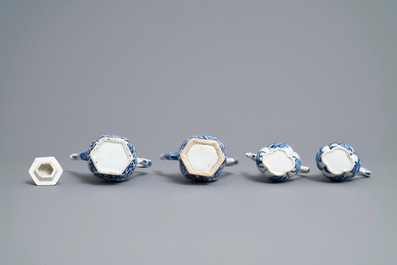 Quatre verseuses en porcelaine de Chine en bleu et blanc, Kangxi