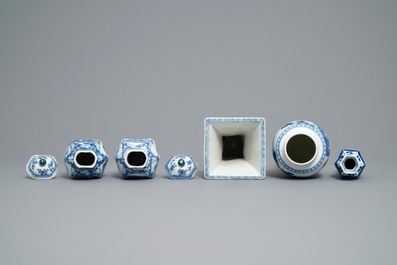 Cinq vases en porcelaine de Chine en bleu et blanc, Kangxi