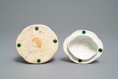 Un porte-montre en porcelaine de Chine famille rose &agrave; d&eacute;cor mandarin, Qianlong