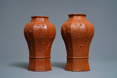 Une paire de vases de forme balustre en gr&egrave;s de Yixing &agrave; d&eacute;cor en relief, Chine, Kangxi