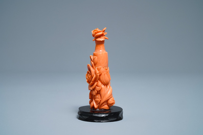 A Chinese carved red coral snuff bottle with roses, 19th/20th C.