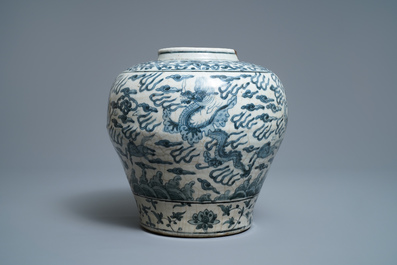 Een Chinese blauw-witte vaas met zeedraken en vliegende paarden, Ming