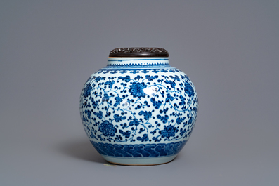 Un vase de forme boule en porcelaine de Chine en bleu et blanc, Qianlong