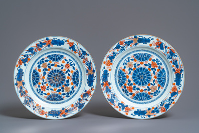 Trois plats en porcelaine de Chine de style Imari, Kangxi