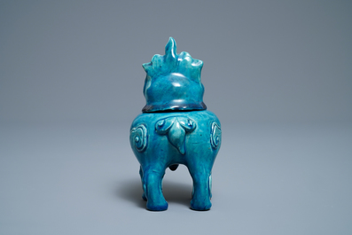 Un br&ucirc;le-parfum en forme de luduan en porcelaine de Chine turquoise monochrome, 19&egrave;me