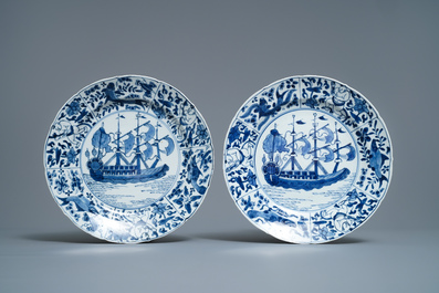 Six plats en porcelaine de Chine en bleu et blanc &agrave; d&eacute;cor de navires du VOC, Kangxi