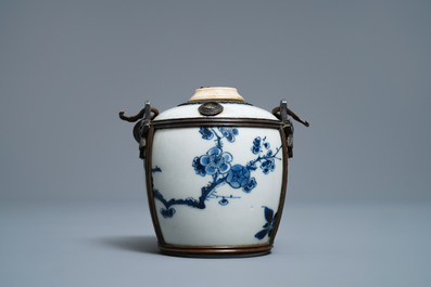 Une pipe &agrave; eau en porcelaine de Chine 'Bleu de Hue' pour le Vietnam, Kangxi