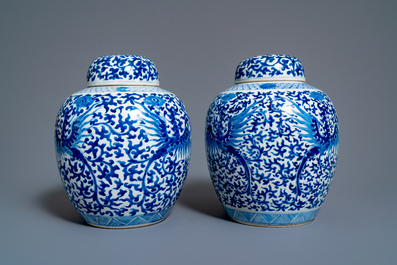 Een paar Chinese blauw-witte dekselpotten met feniksen, Kangxi merk, 19e eeuw