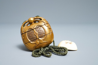 Drie Japanse lakwerk inro met netsuke en een dekseldoosje, Meiji, 19e eeuw