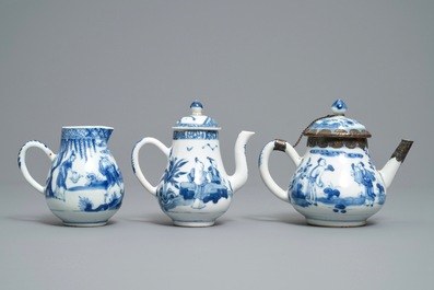 Twee Chinese blauw-witte theepotten en een melkkan, Yongzheng