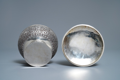 Een Chinese of Vietnamese opengewerkte zilveren dekselkom met glazen inzet, 20e eeuw