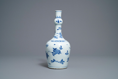 Een Chinese blauw-witte knobbelvaas met floraal decor, Transitie periode