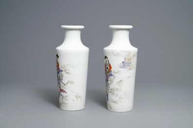 Une paire de vases de forme rouleau en porcelaine de Chine famille rose, 20&egrave;me