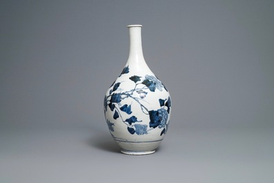 Een grote Japanse blauw-witte flesvormige Arita vaas met floraal decor, Edo, 17e eeuw