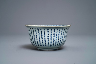 Un bol en porcelaine de Chine en bleu et blanc &agrave; d&eacute;cor d'un po&ecirc;me, &eacute;poque Transition