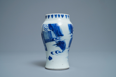 Un vase en porcelaine de Chine en bleu et blanc &agrave; d&eacute;cor de figures dans un paysage, &eacute;poque Transition