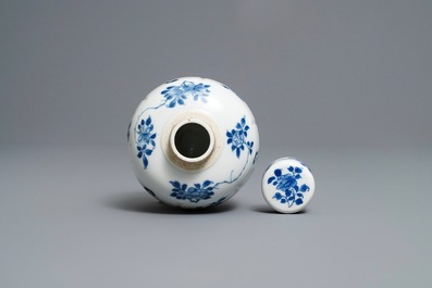Une bo&icirc;te &agrave; th&eacute; en porcelaine de Chine en bleu et blanc, Kangxi