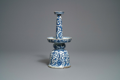 Un grand bougeoir en porcelaine de Chine en bleu et blanc, Qianlong/Jiaqing