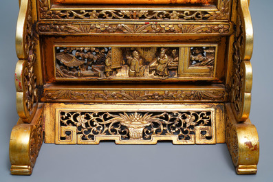 Un &eacute;cran de table en bois sculpt&eacute; et dor&eacute; pour le march&eacute; Straits ou Peranakan, 19&egrave;me