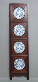 Un paravent en bois orn&eacute; de plaques en porcelaine de Chine en bleu et blanc, 19&egrave;me