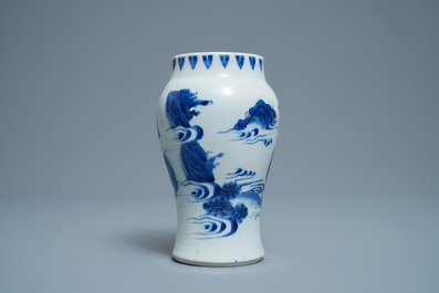 Un vase en porcelaine de Chine en bleu et blanc &agrave; d&eacute;cor de figures dans un paysage, &eacute;poque Transition