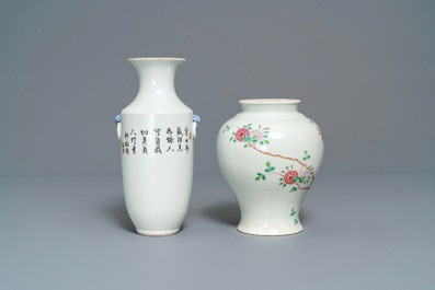 Een paar Chinese famille rose jardini&egrave;res en twee vazen, 19/20e eeuw