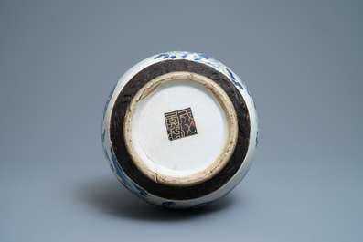 Un vase en porcelaine de Chine en bleu, blanc et rouge &agrave; fond craquel&eacute; dit de Nanking, 19&egrave;me