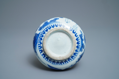 Een Chinese blauw-witte flesvormige vaas met figuratief decor, Transitie periode