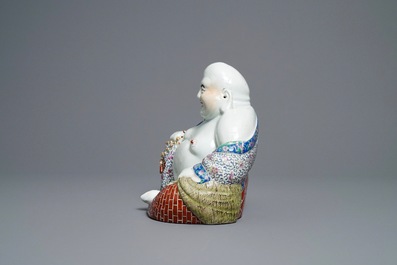 Een Chinese famille rose figuur van Boeddha, Republiek