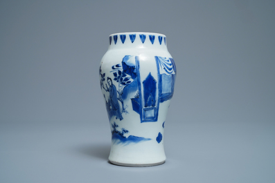 Un vase en porcelaine de Chine en bleu et blanc &agrave; d&eacute;cor de figures dans un paysage, &eacute;poque Transition