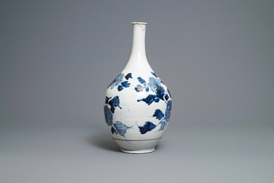 Een grote Japanse blauw-witte flesvormige Arita vaas met floraal decor, Edo, 17e eeuw