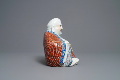Une figure de Bouddha en porcelaine de Chine famille rose, R&eacute;publique