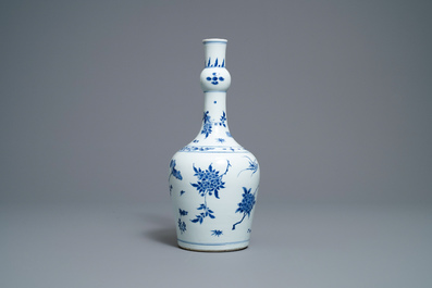 Een Chinese blauw-witte knobbelvaas met floraal decor, Transitie periode