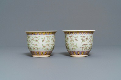 Une paire de jardini&egrave;res et deux vases en porcelaine de Chine famille rose, 19/20&egrave;me