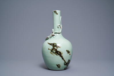 Un vase en porcelaine de Chine c&eacute;ladon et rouge de cuivre, marque et &eacute;poque de Qianlong