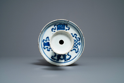 Een grote Chinese blauw-witte kandelaar met floraal decor, Qianlong/Jiaqing