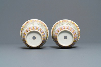 Een paar Chinese famille rose jardini&egrave;res en twee vazen, 19/20e eeuw