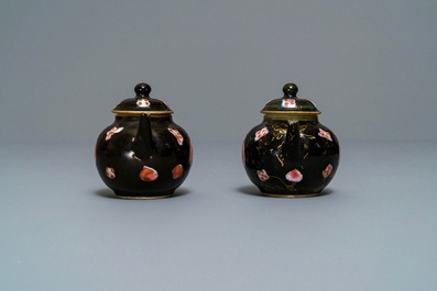 Een paar Chinese famille rose theepotten met zwarte fondkleur, Yongzheng/Qianlong