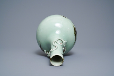 Un vase en porcelaine de Chine c&eacute;ladon et rouge de cuivre, marque et &eacute;poque de Qianlong