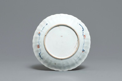 Une assiette godronn&eacute;e en porcelaine de Chine famille verte, Kangxi