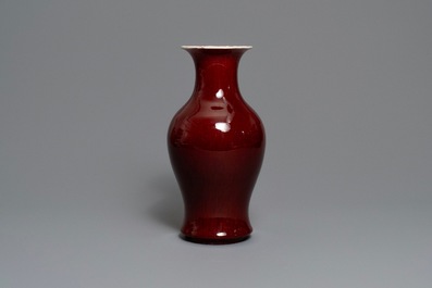 Deux vases en porcelaine de Chine rouge langyao, 19&egrave;me