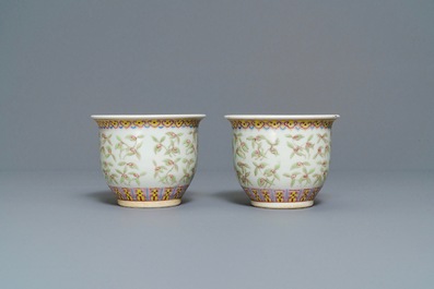 A pair of Chinese famille rose jardini&egrave;res and two vases, 19/20th C.