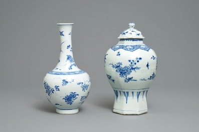 Deux vases en porcelaine de Chine en bleu et blanc &agrave; d&eacute;cor floral, &eacute;poque Transition