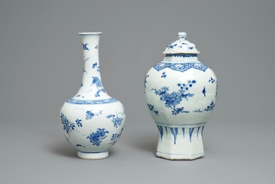 Twee Chinese blauw-witte vazen met floraal decor, Transitie periode