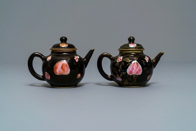 Une paire de th&eacute;i&egrave;res en porcelaine de Chine famille rose sur fond noir, Yongzheng/Qianlong