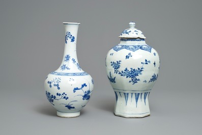 Twee Chinese blauw-witte vazen met floraal decor, Transitie periode