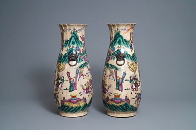 Une paire de vases aux guerriers en gr&egrave;s de Nankin, Chine, 19&egrave;me
