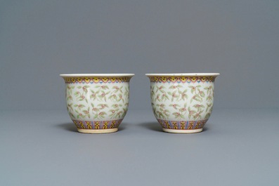 Une paire de jardini&egrave;res et deux vases en porcelaine de Chine famille rose, 19/20&egrave;me
