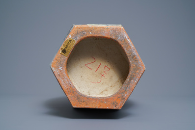 Een hexagonale Chinese qianjiang cai vaas met onsterfelijken, 19/20e eeuw