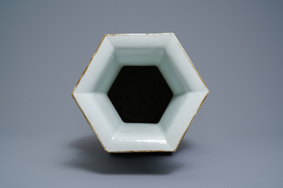 Un vase de forme hexagonale en porcelaine de Chine qianjiang cai, 19/20&egrave;me